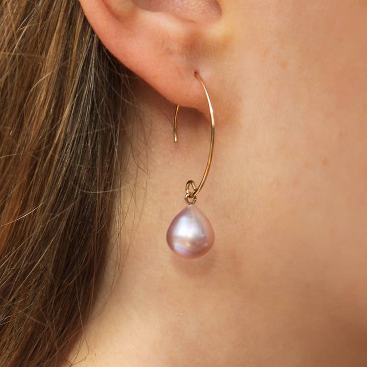 Lavendelfarbene Ohrringe mit barocken Süßwasserperlen für den Großhandel von CommeUnPapillon