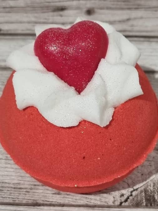 Bombe de bain fouettée With Love pour la vente par The Soap Sisters