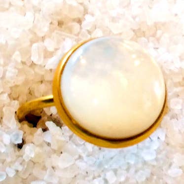 Christina ring met witte parelmoer | Baroca Bijoux Paris voor wholesale door Baroca Bijoux Paris