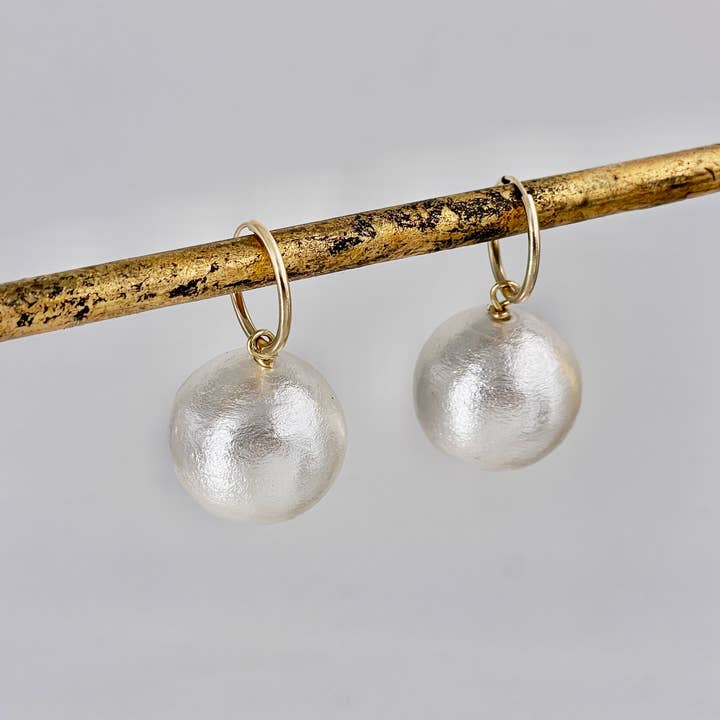 Virginia Wynne Designs – Brincos de argola por atacado – Brincos de argola de pérola de algodão vegano - Design leve e chique 03564