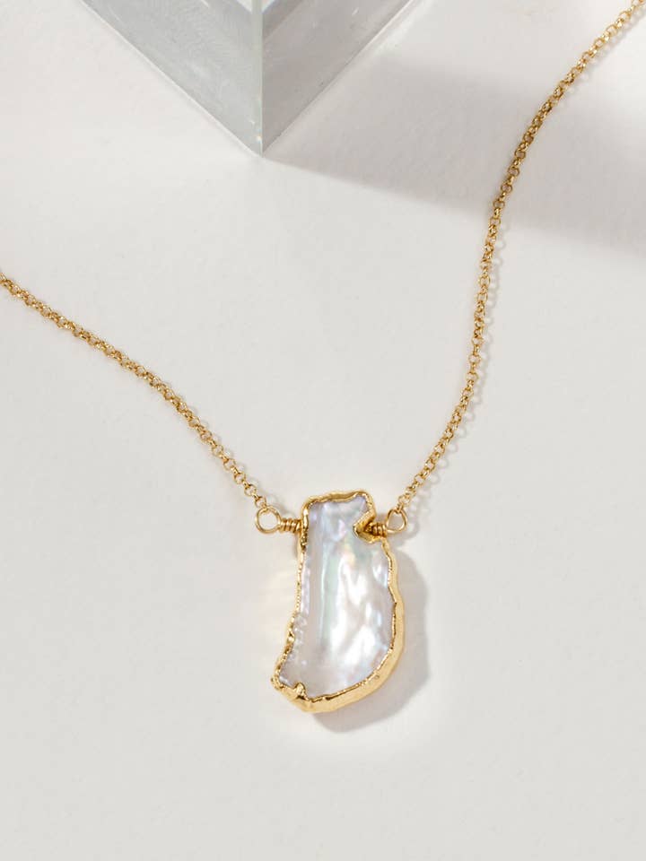 Earth, Wind and Fire äkta stenhalsband i guld med pärla för wholesale av Luna Norte