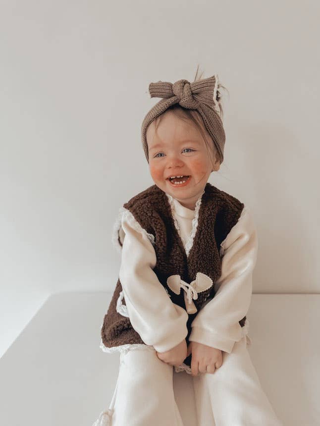 Annie & Charles – Engroshandel Vest - Børn – Annie & Charles® blød vest med teddyfleece og blondekanter3