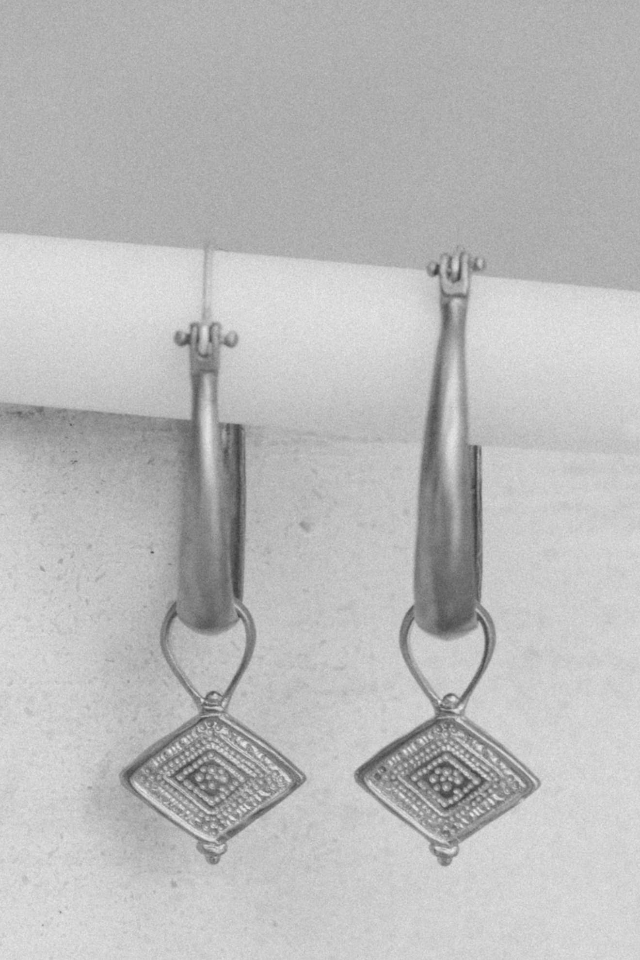 Nakila Collective – wholesale Hoop-örhängen – Kya hoops - vit mässing2