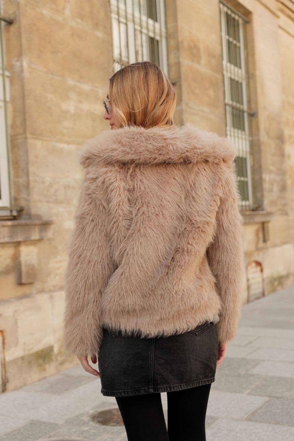 Attrait Paris – wholesale Päls/fuskpäls - Dam – Kort kappa i fuskpäls med lång lugg3