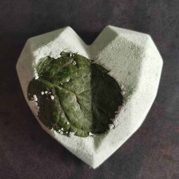 Bombe de bain végétalienne à la lime et à la menthe inspirée du mojito, entièrement naturelle, sans cruauté envers les animaux. Bombe de bain sans alcool pour la vente par Roller Dirty Soaps