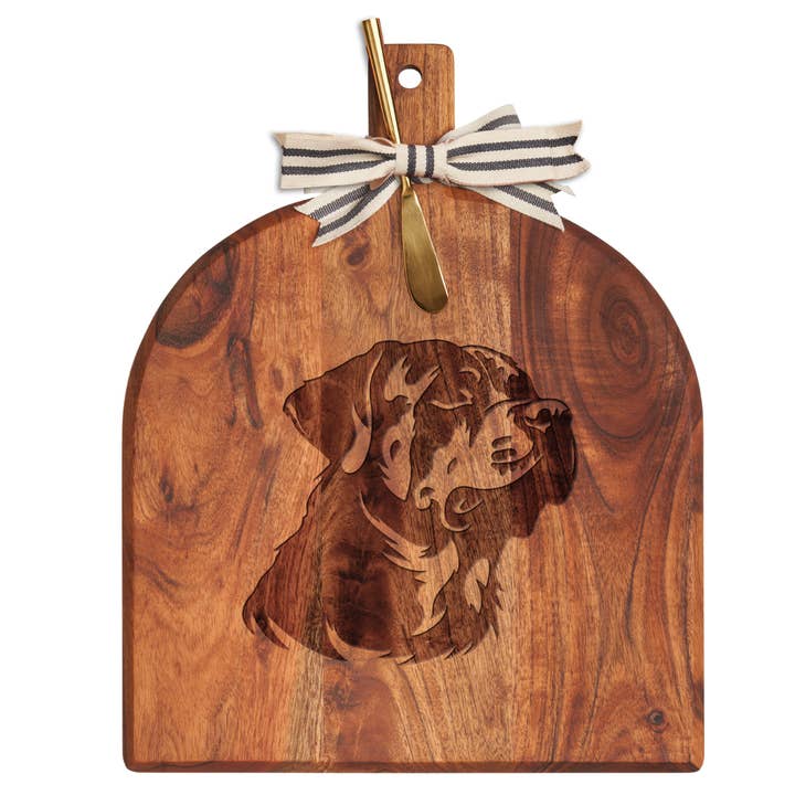 Planche biseautée en acacia avec ruban et couteau à tartiner doré | Rottweiler | 38 x 30 cm pour la vente par Sophistiplate
