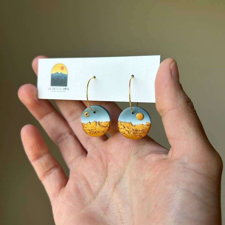Boucles d'oreilles paysage de montagne Big Sky, créoles en argile soleil lune pour la vente par La Petite Rose LLC