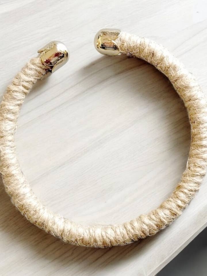 Bracelet Manchette en Laiton Enveloppé de Jute Rotin Réglable pour la vente par GentrybyJenna
