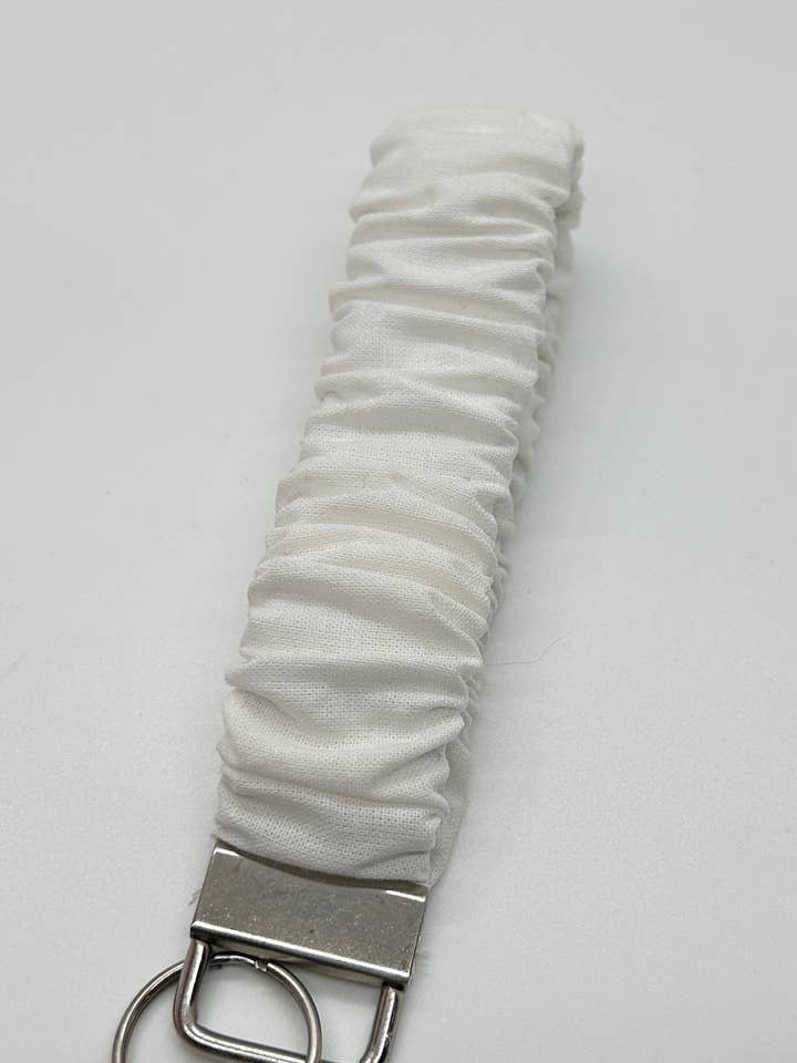 Bracelet Scrunchie blanc pour la vente par Sidekick Keychain Supply