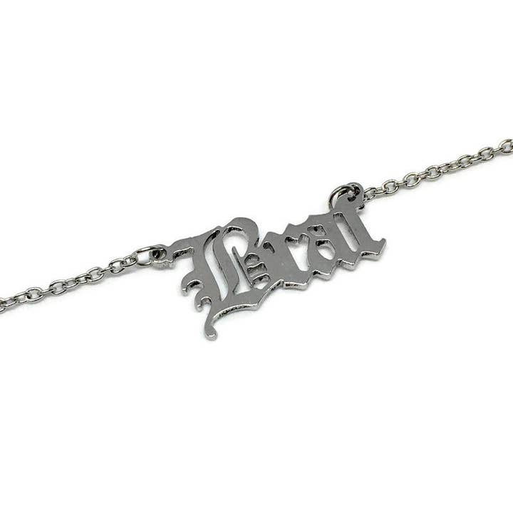 Gifts From The Crypt – Großhandel Kette mit Anhänger/Charm – Altenglische Brat-Halskette | Gotische Schrift Wort Zahlen Name