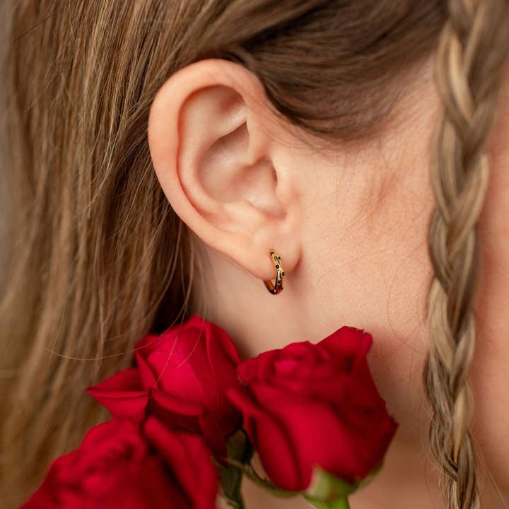 Lottie Schwarze Onyx & Gold Polka Dot Creolen für den Großhandel von Mauve Jewelry Co.