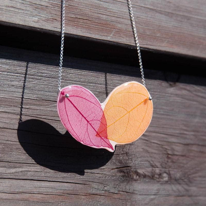 coloretas – Großhandel Kette mit Anhänger/Charm – Fuchsia- und orangefarbenes Blatt-Halsband0