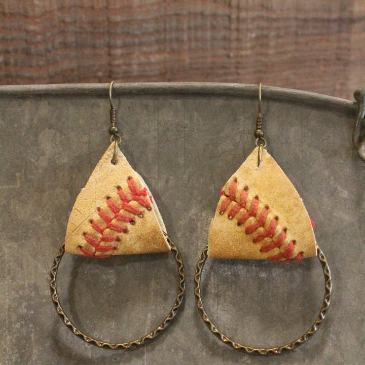 Boucles d'oreilles de baseball en cuir et fil pour la vente par The Primitive Peddler, Inc.