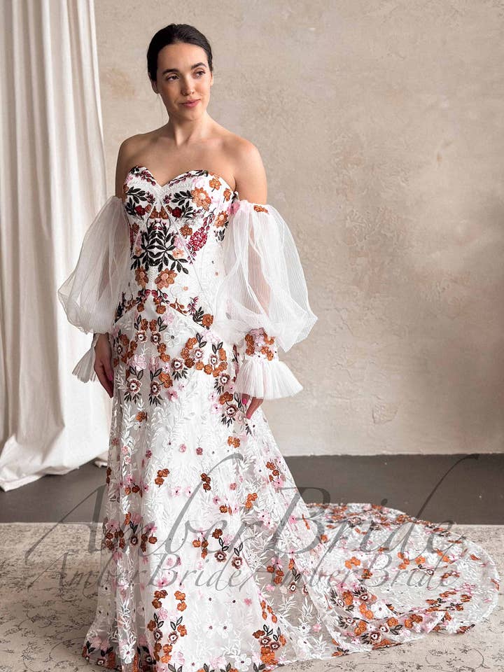 Robe de mariée bohème sans bretelles avec broderie florale colorée et manches bouffantes amovibles pour la vente par Amber Commerce Group, MB