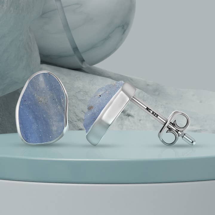 Natuurlijke ruwe kyaniet oorknopjes in sterling zilver voor wholesale door Nature Crafts
