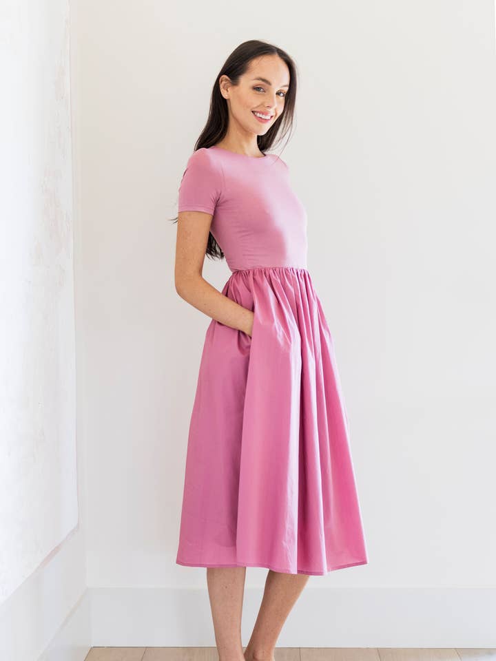 Robe midi en popeline à manches courtes Alyce en rose poudré pour la vente par PRIV Collections