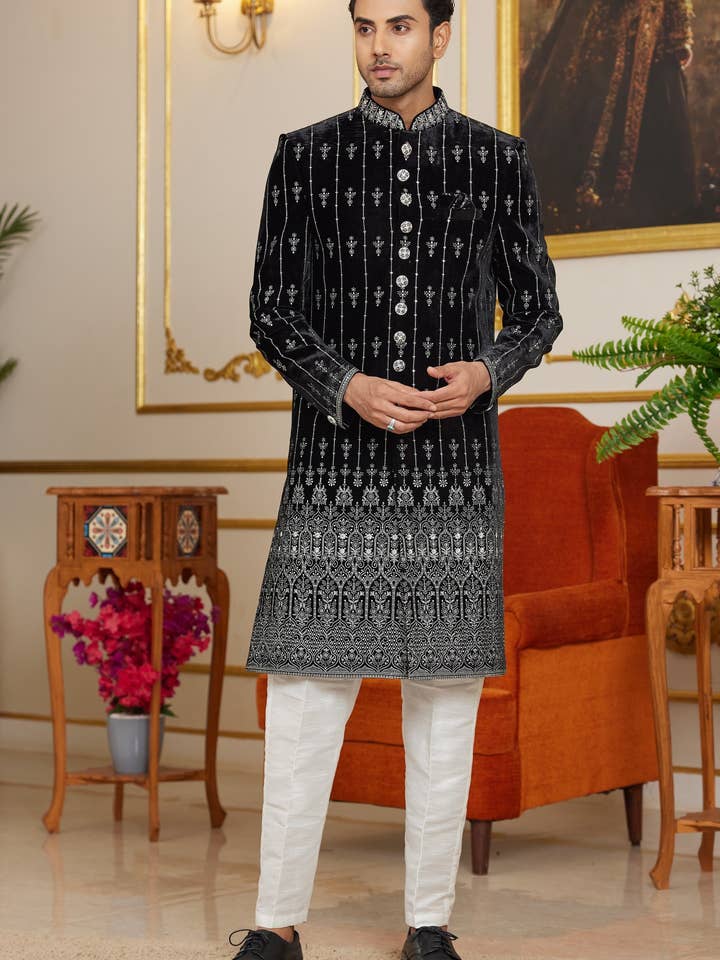 Zwarte kunstzijde Indo-Westerse traditionele Sherwani lange kurta & broekpak voor mannen voor bruiloft - borduurwerk voor wholesale door HATKE BRIDE