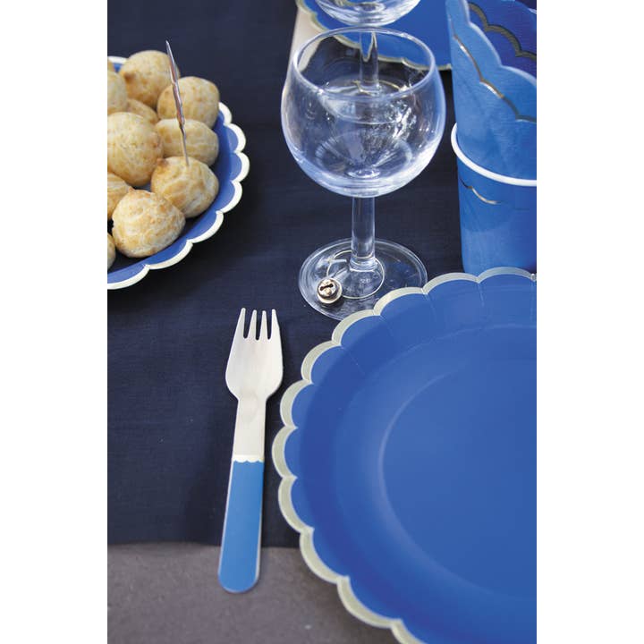 Tim&Puce Factory – wholesale Engångsplatta – Tallrikar med vågig kant 23 cm Majorelleblå och guld, 8-pack1