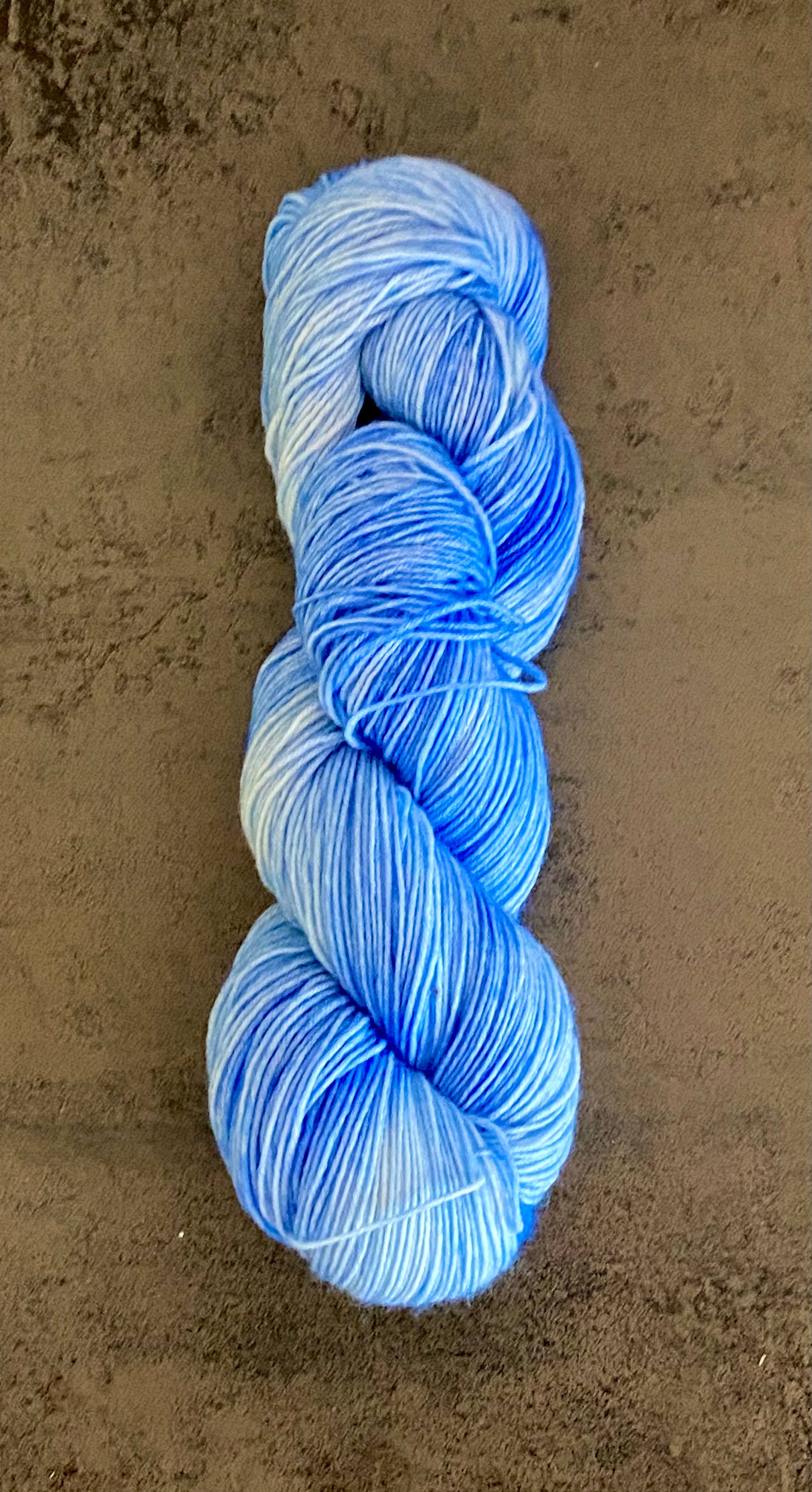 Die Wollwichtel - Vente Fils à tricoter - Laine teinte à la main 'Ice and Snow' en écheveau pour tricot et crochet0