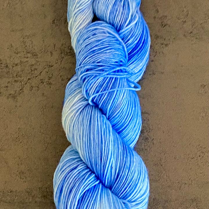 Die Wollwichtel - Vente Fils à tricoter - Laine teinte à la main 'Ice and Snow' en écheveau pour tricot et crochet