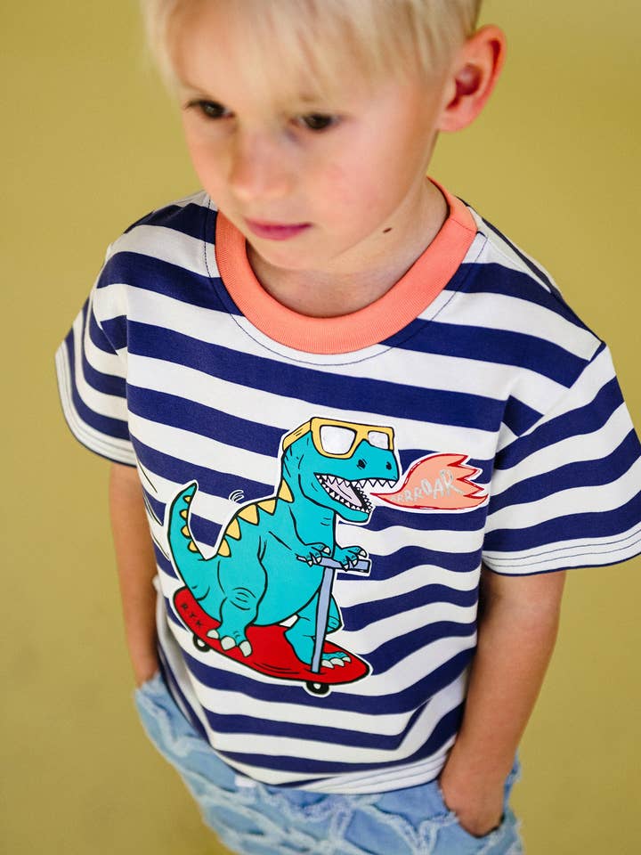 T-SHIRT DE MANGAS CURTAS COM RISCA SCOOTA-SAURUS por atacado de Rock Your Baby