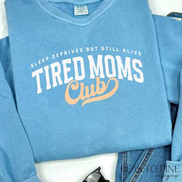 Club des mamans fatiguées - Sweatshirt pour la vente par Peak To Pine Designs