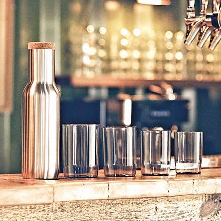 Carafa da 1L QDO con 4 bicchieri impilabili in plastica per la vendita all'ingrosso da parte di QDO