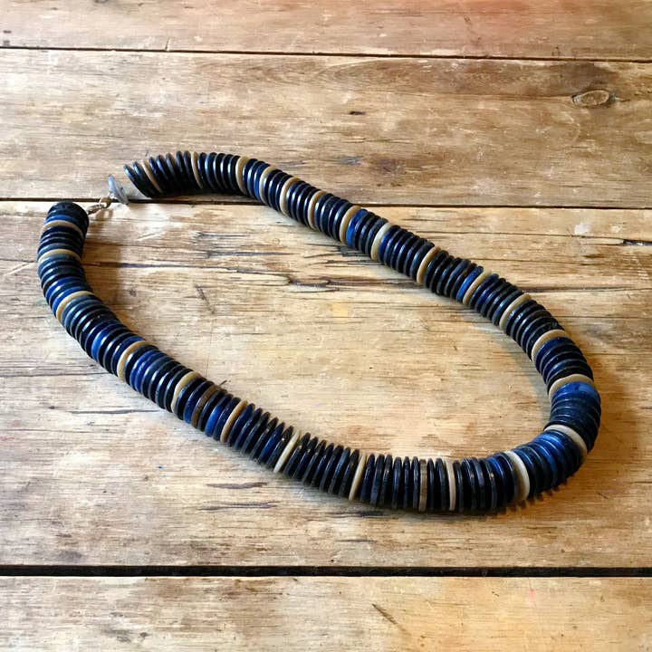 Orm håndlavet perlehalskæde med genbrugsknapper for engroshandel hos Ans Designs