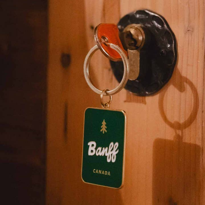 Portachiavi Banff Green, smalto morbido, Banff Souvenir per la vendita all'ingrosso da parte di Wildly Supply Co.