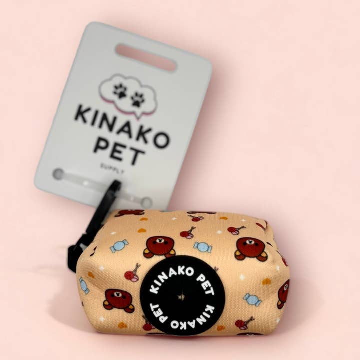 Porte-sac à crottes Candy Kuma beige pour la vente par Kinako Pet Supply
