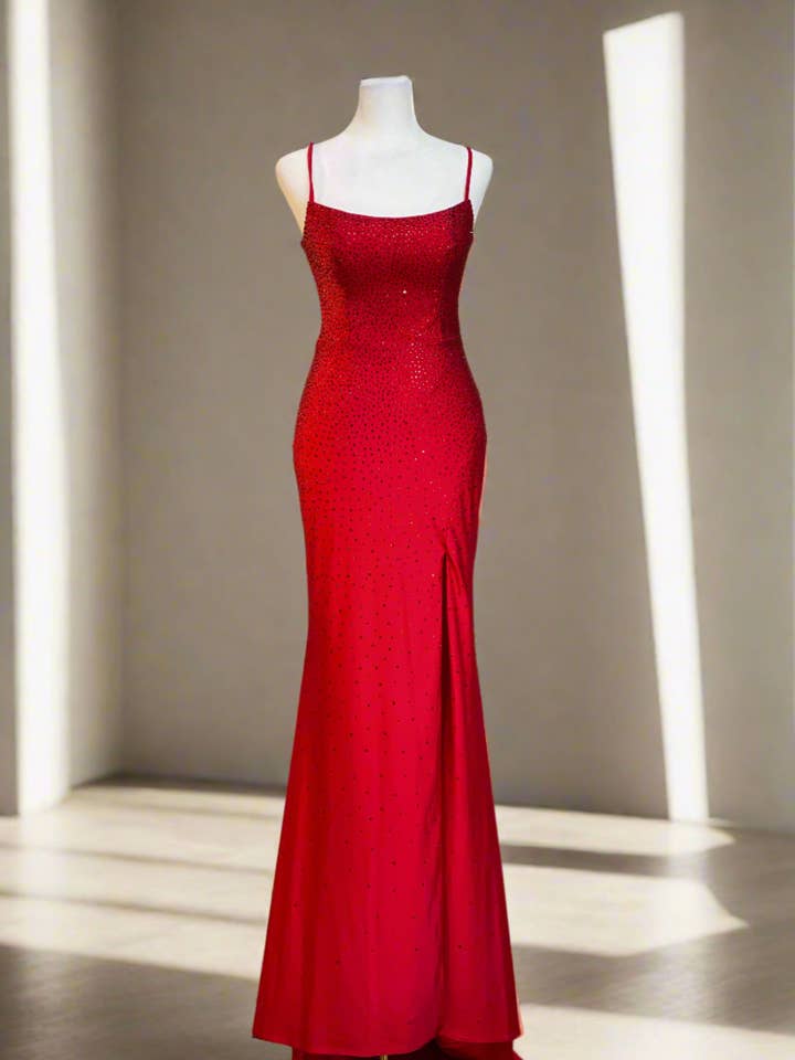 Pailletudskåret kjole i rød eller lyseblå for engroshandel hos Chic Mare