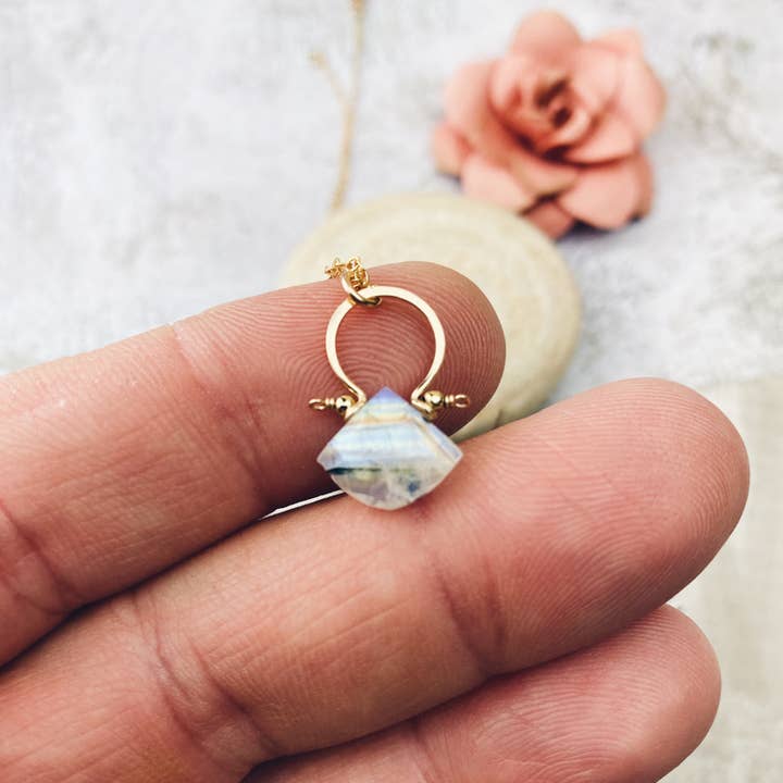 Fan Cut 14k gouden halsketting met regenboogmaansteen voor wholesale door Enclave Gold