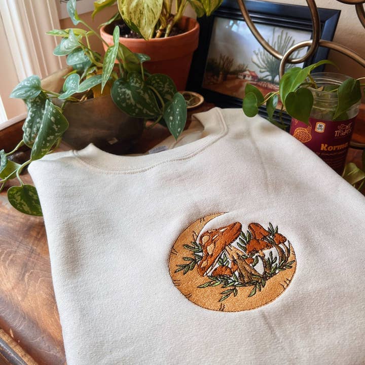 Tan svamp månen broderad besättningshals för wholesale av LeBeau Denim Co.