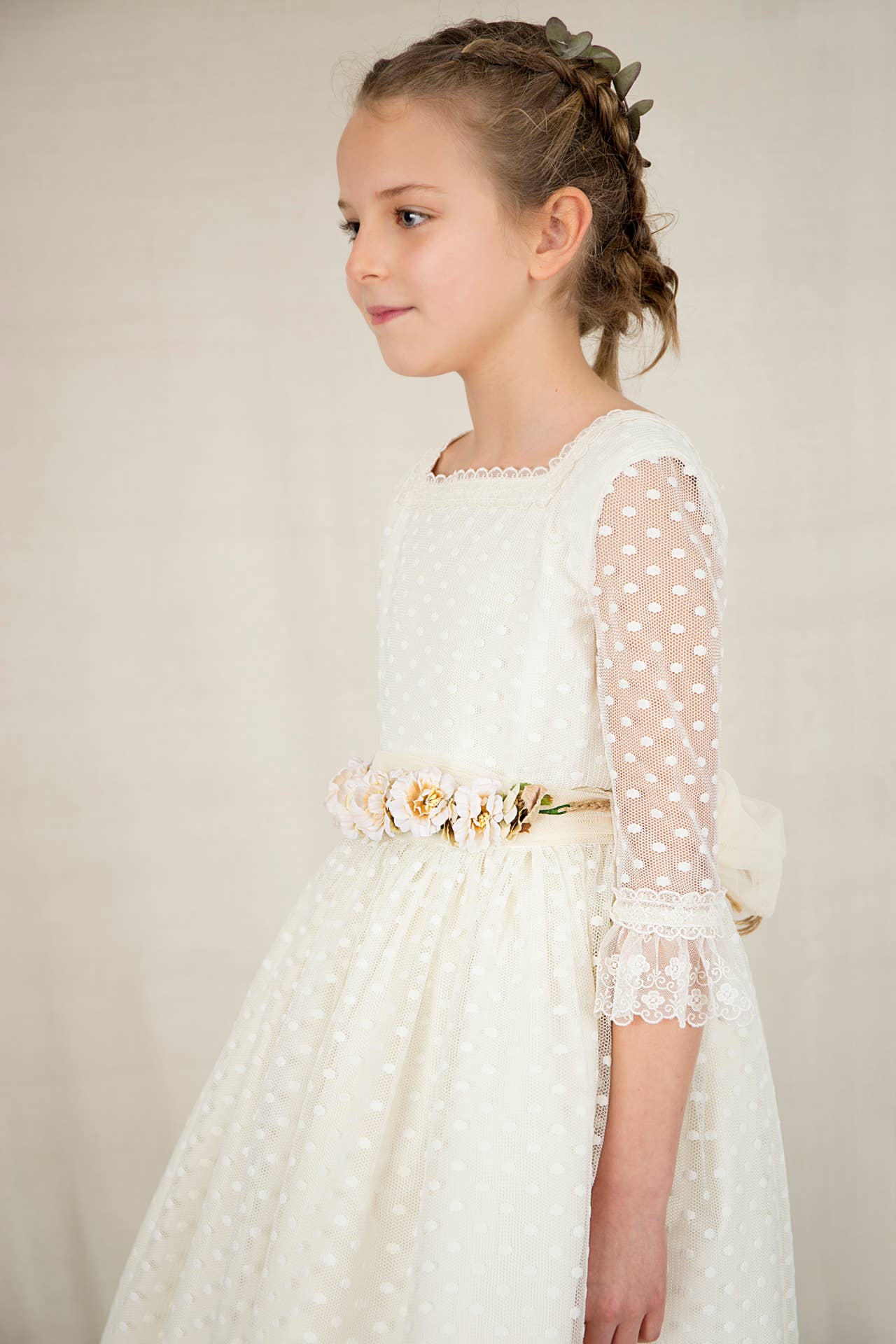BADUM BADERO – wholesale Klänning – Barn – Kommunionsklänning Margarita i tyll med broderade prickar1