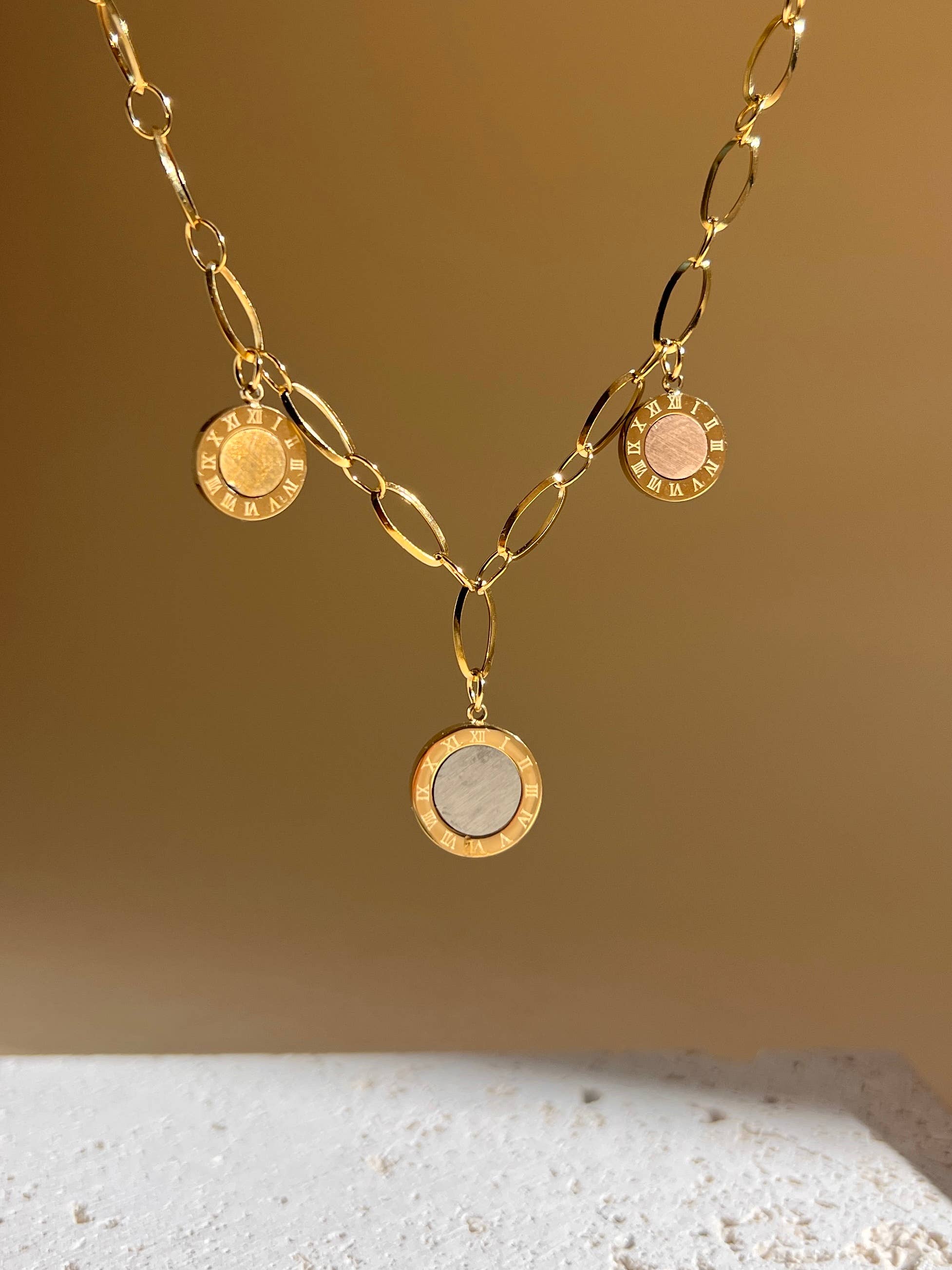 COSMOS - Vendita all'ingrosso Collana con ciondolo/pendaglio - Collana larga in acciaio con charm rotondi e numeri romani1