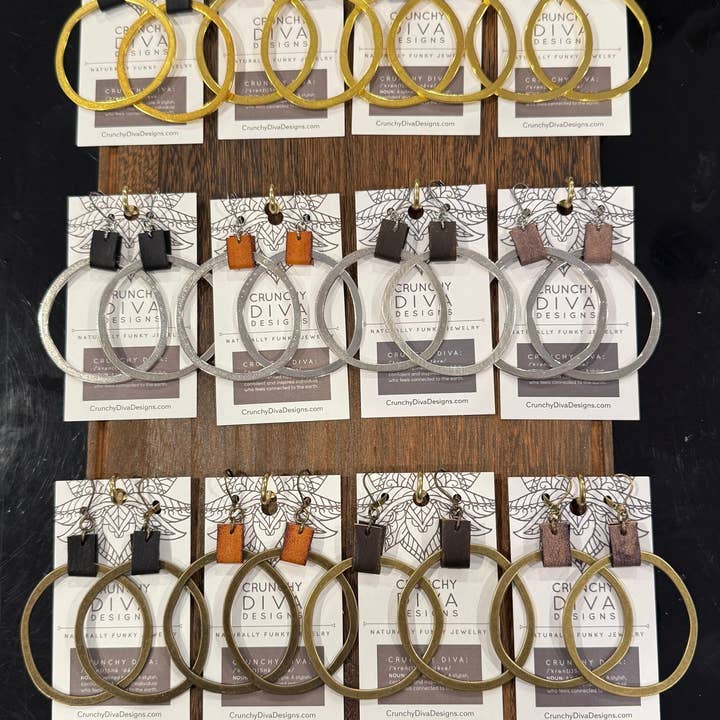 Satz von 12 Ohrringen auf Display für den Großhandel von Crunchy Diva Designs