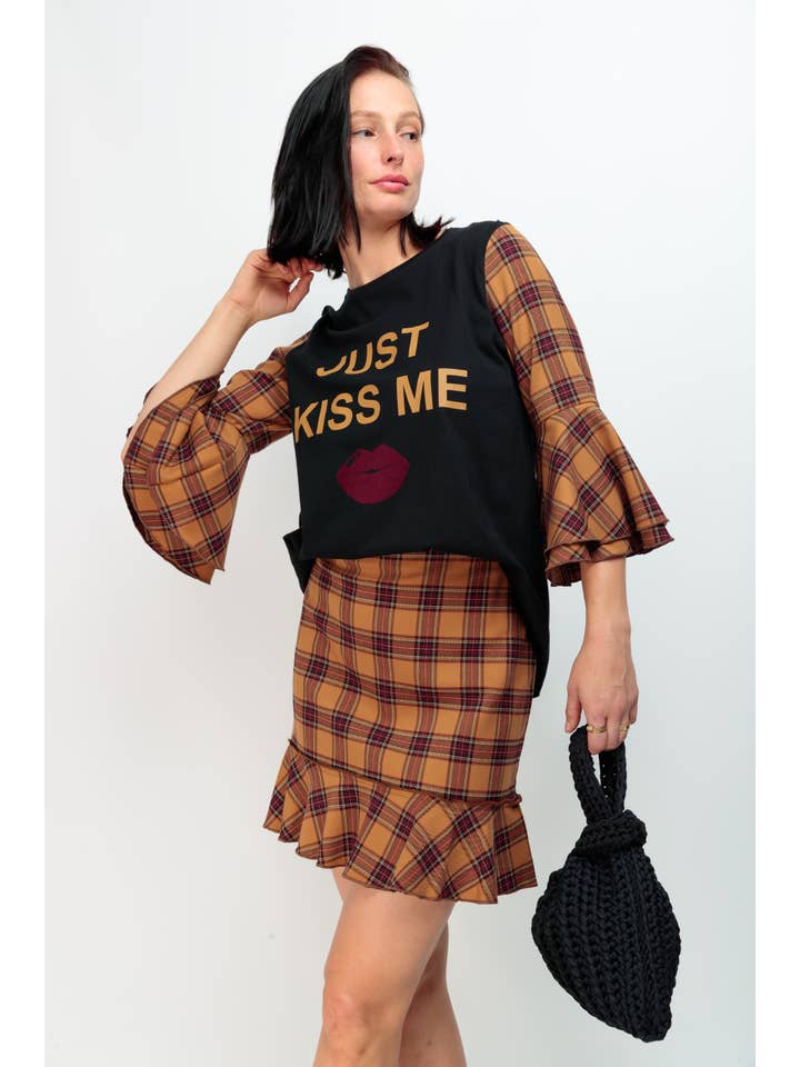 Chill&Buy – Engroshandel T-shirt med print - Dame – Maya Celta Mustard t-shirt til kvinder med flæser på ærmerne2