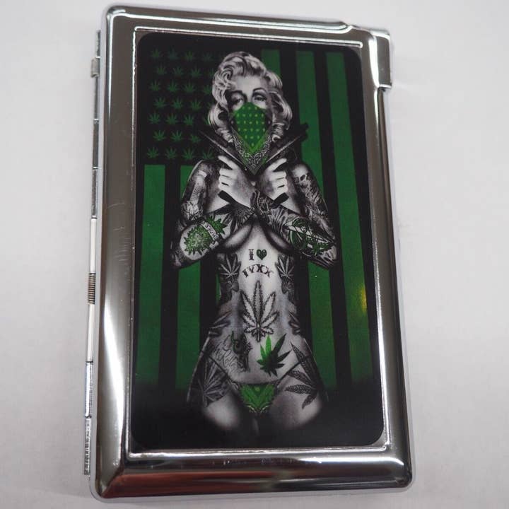 Étui à cigarettes Ganja Tattoo Girl Weed avec briquet intégré pour la vente par Lighter King