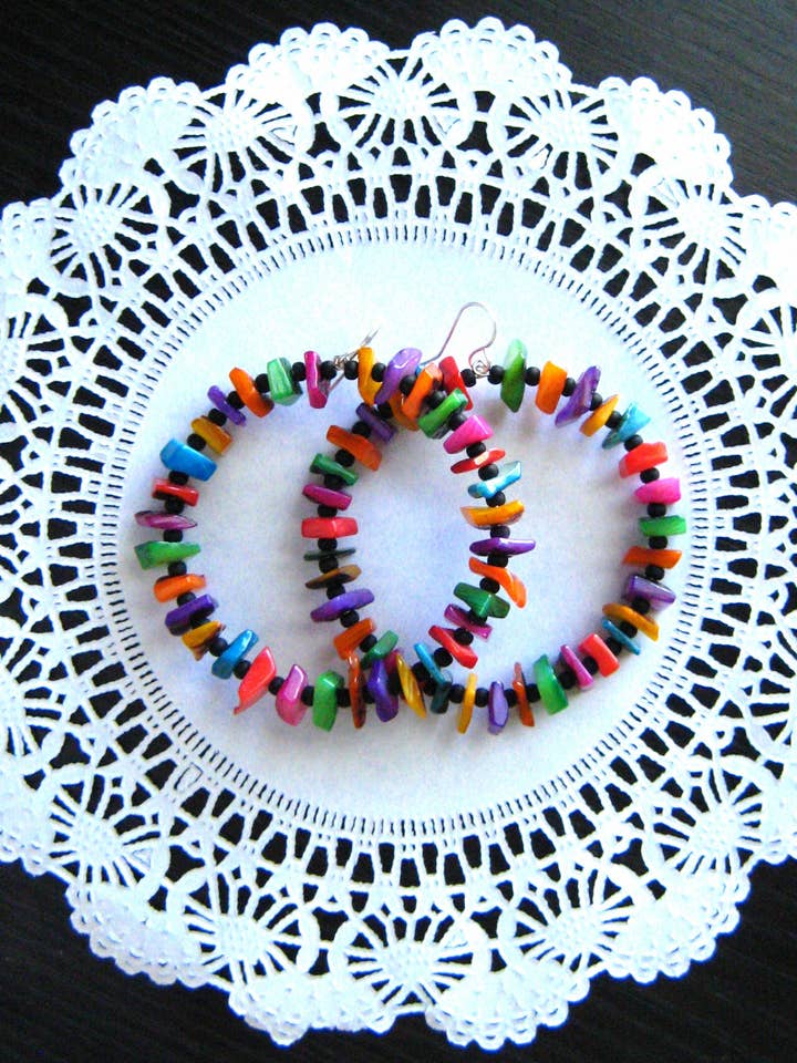 Casual regenboog- en zwarte bengelende grote hoepeloorbellen voor wholesale door Silver Bombon