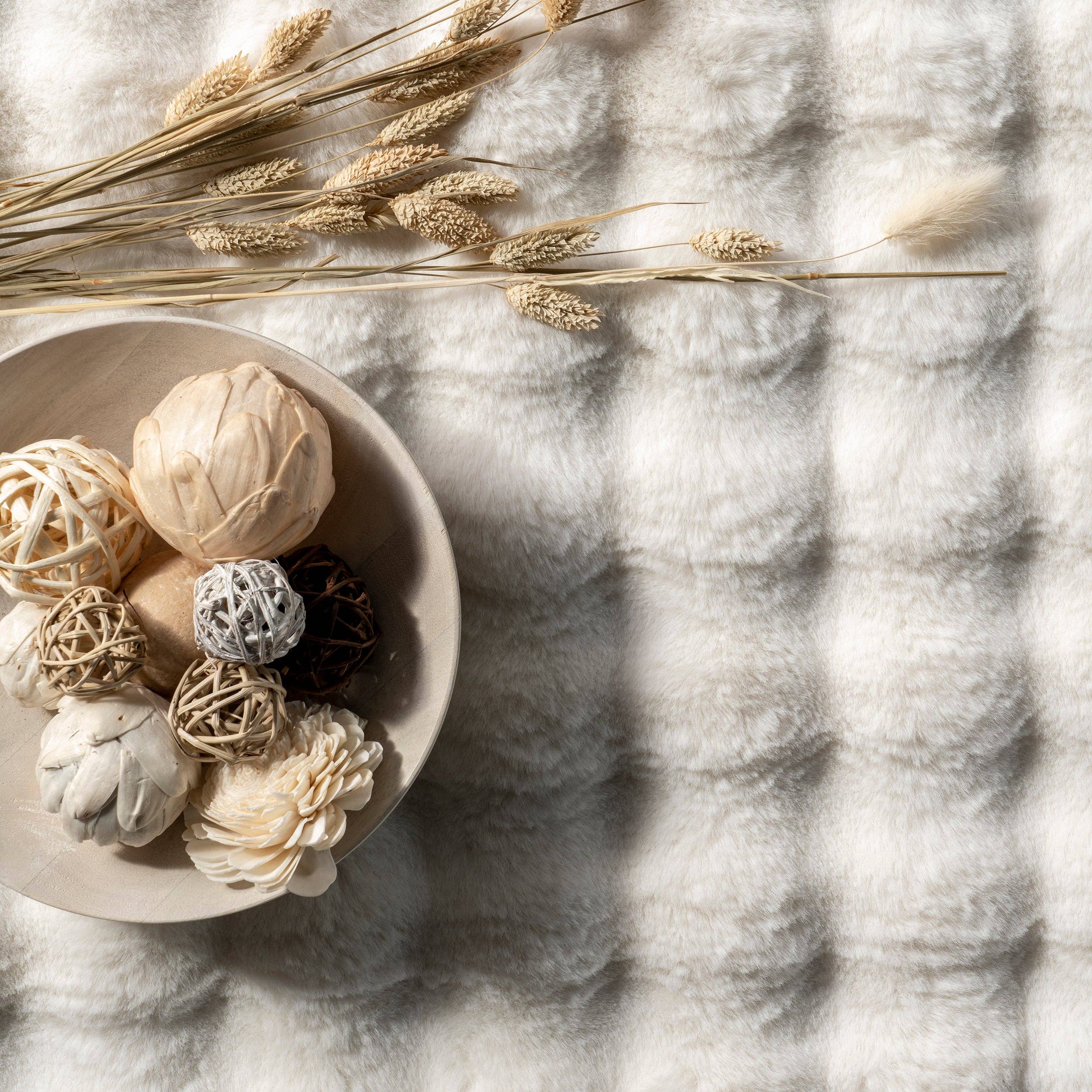 nuLOOM - Wholesale Area Rug - Jeni Solid Faux Rabbit Machine Washable Area Rug4