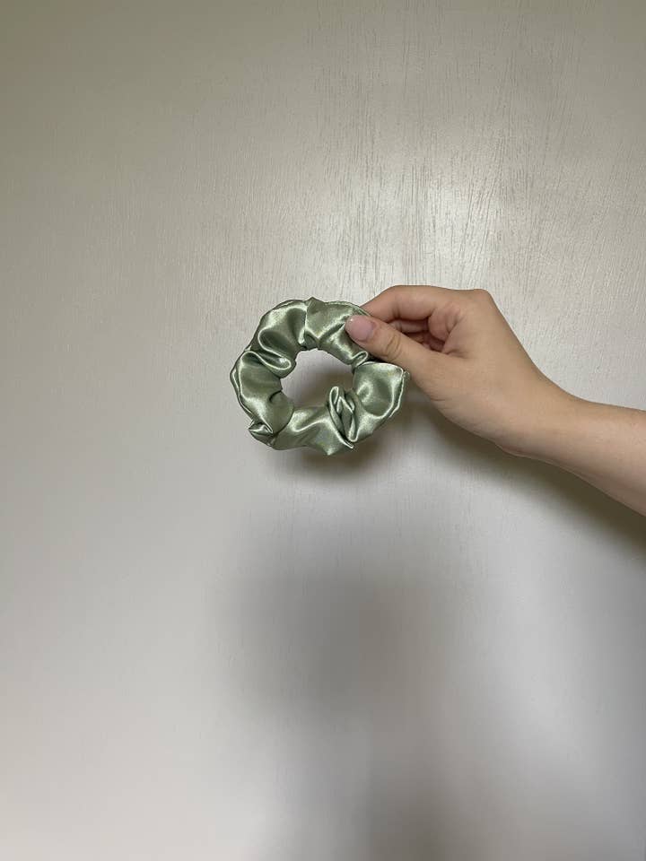 Maya satijnen scrunchie voor wholesale door Indira & Company