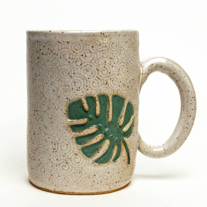 Caneca de Cerâmica Feita à Mão com Padrão de Monstera Branca 414ml por atacado de White Squirrel Clayworks