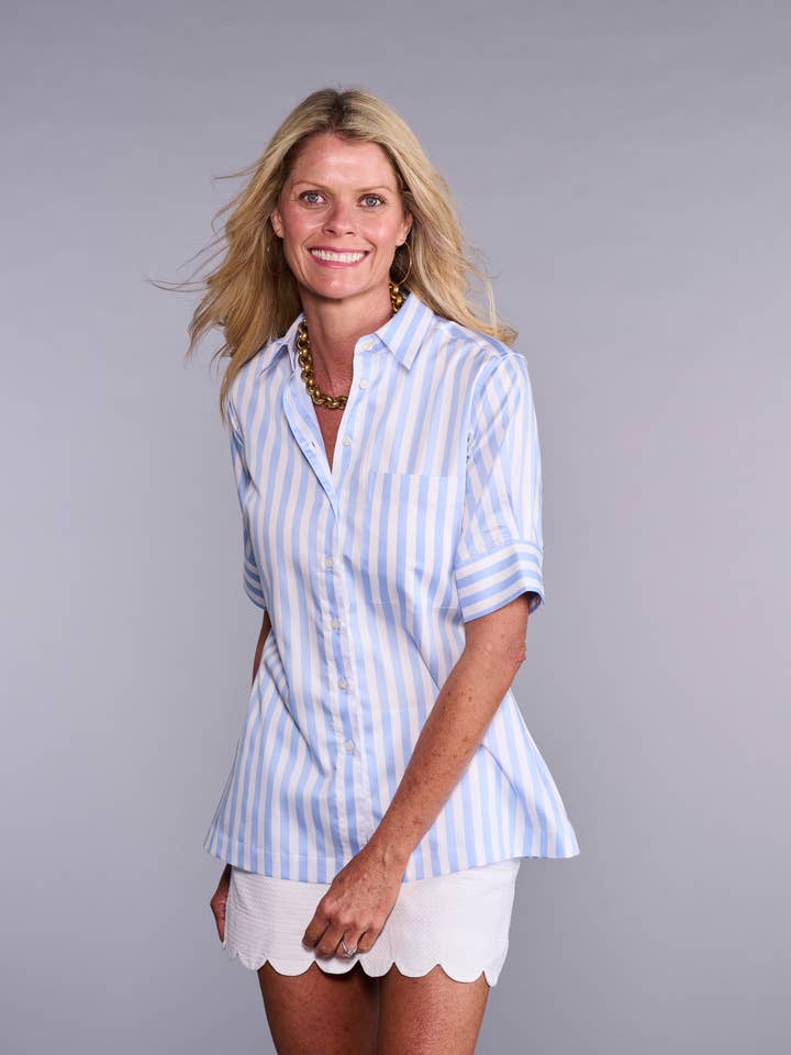 Chemise Ava à larges rayures bleu poudré pour la vente par Claridge + King
