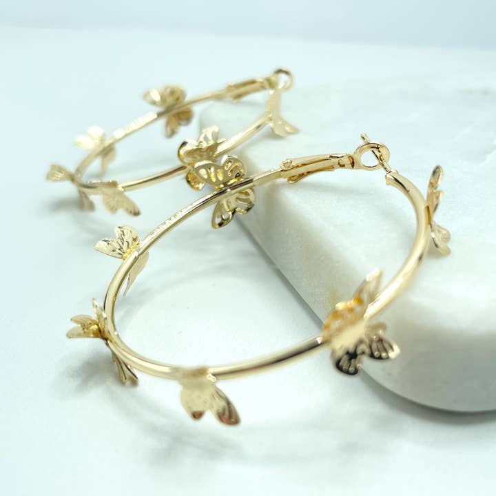 18k gouden gevulde dunne hoepeloorbellen van 50 mm met kleine vlinders voor wholesale door Luxus Accessories