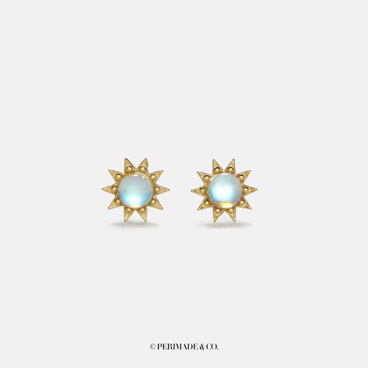 Boucles d'oreilles clous Soleil en pierre de lune en argent sterling 925 pour la vente par Perimade & Co. LLC