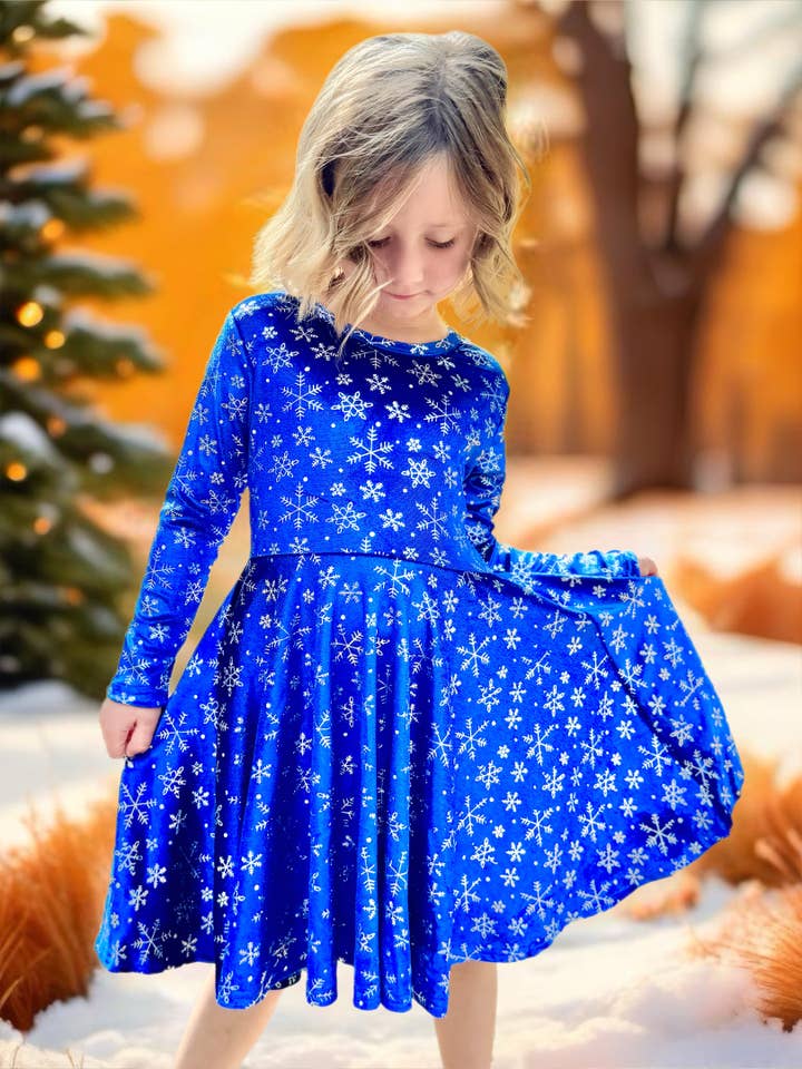 Robe à manches longues bleu velours flocon de neige pour la vente par Little dress shoppe