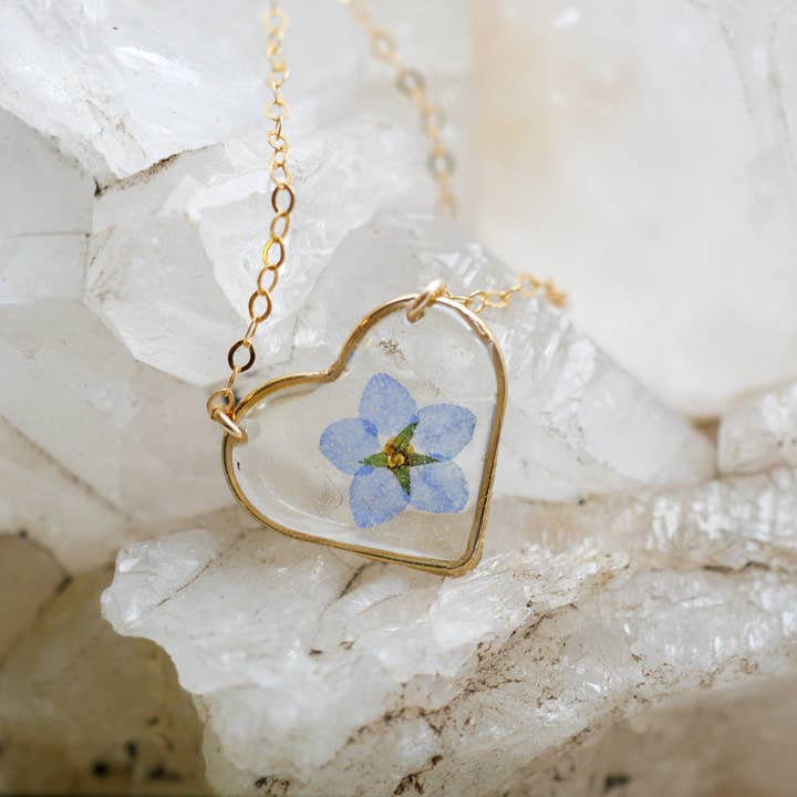 Colar coração "não me esqueças", joia de coração dourado, colar coração com flor prensada, colar delicado com flor, joia de flor memorial, prata. por atacado de Remedy Designs