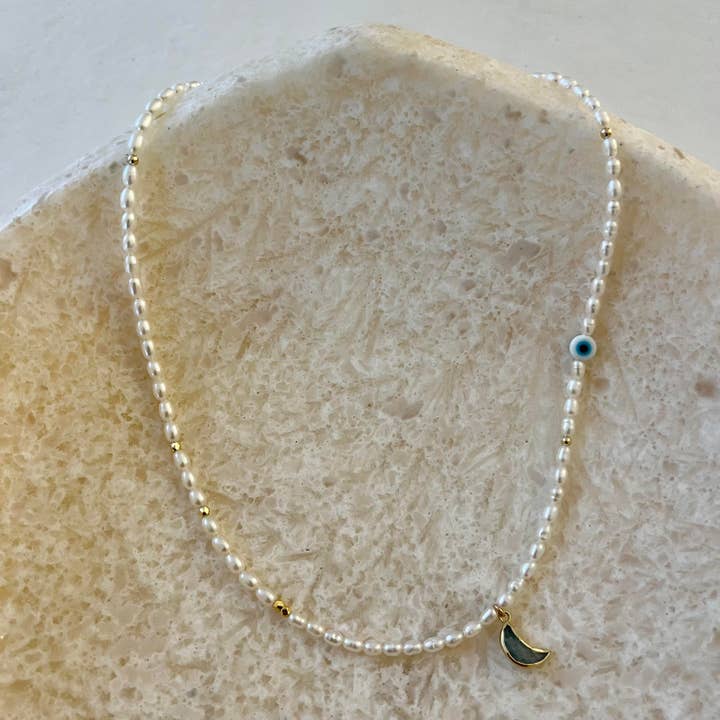 Collier à breloques Media Luna en forme de lune remplie d'or avec perles et pierres de lune pour la vente par House of Olia