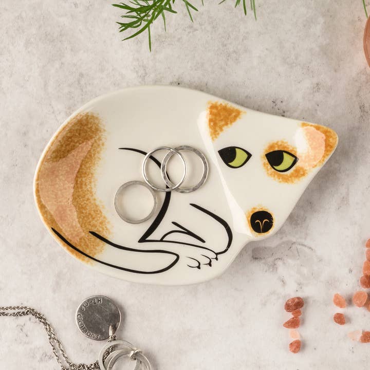 Håndlavede keramiske brun og hvid hund nipsting parabol for engroshandel hos Hannah Turner Ltd