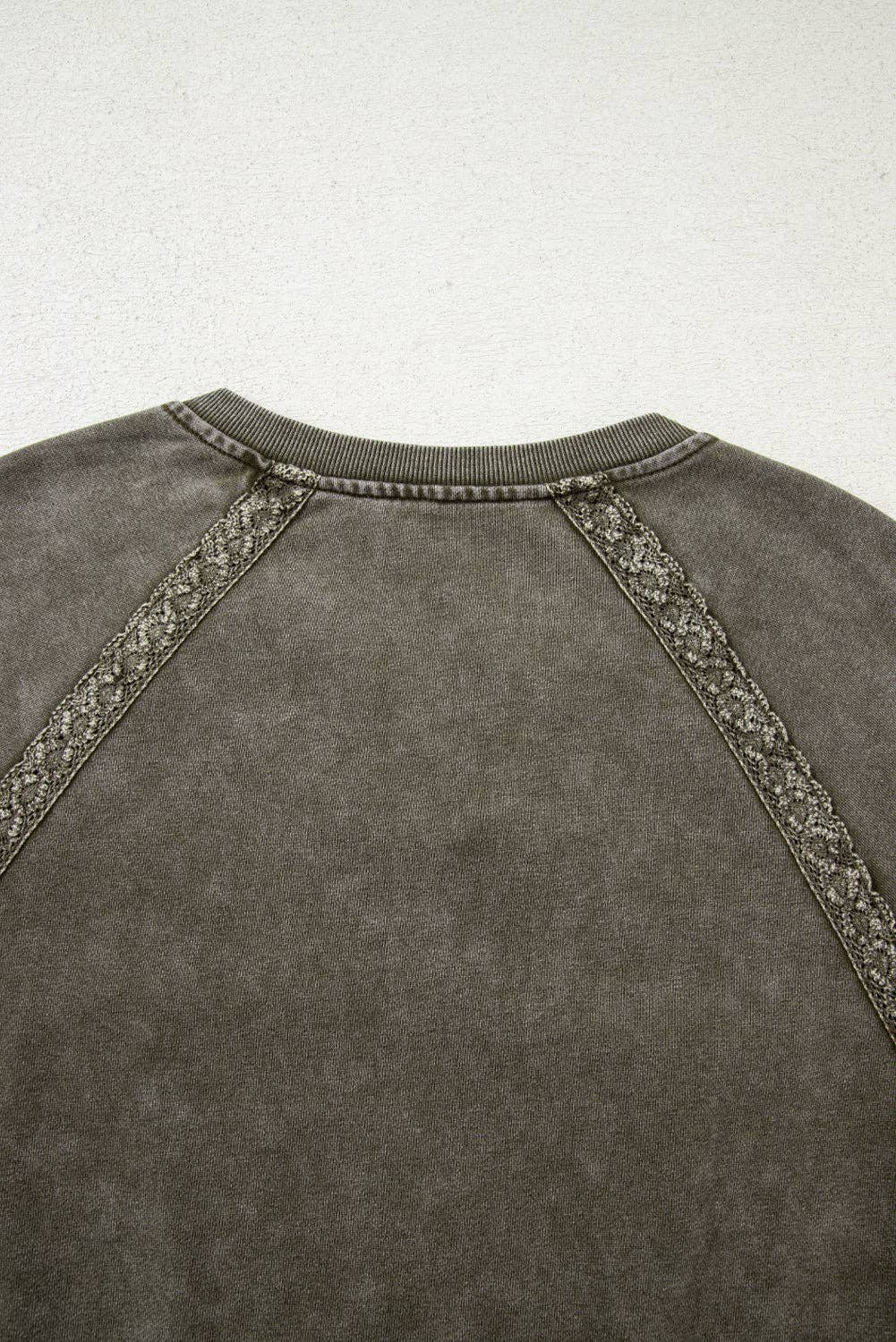 Suhkasana – Großhandel Sweatshirt – Damen – Spitzen-Patchwork-Sweatshirt mit Kerbkragen und Mineralwaschung9